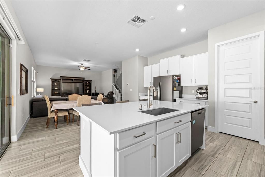 En Venta: $879,000 (4 camas, 3 baños, 2899 Pies cuadrados)