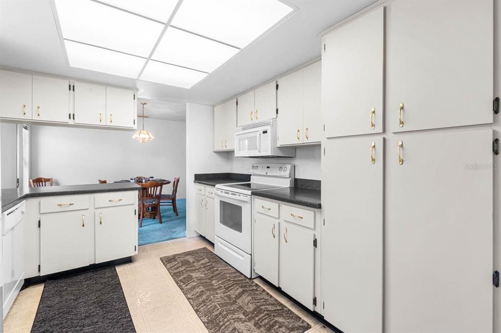 En Venta: $159,900 (2 camas, 2 baños, 1403 Pies cuadrados)