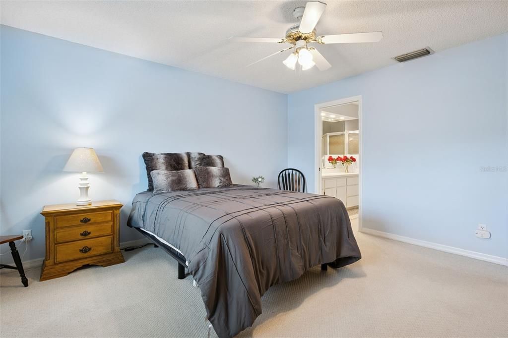 For Sale: $239,900 (2 beds, 2 baths, 1293 Square Feet)
