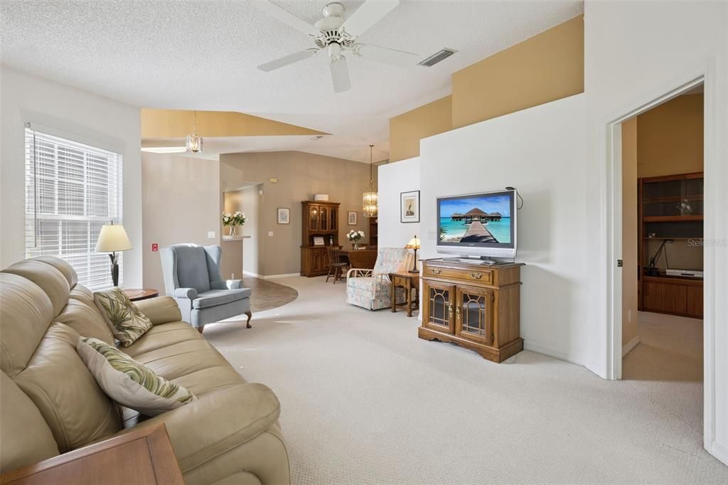 For Sale: $239,900 (2 beds, 2 baths, 1293 Square Feet)