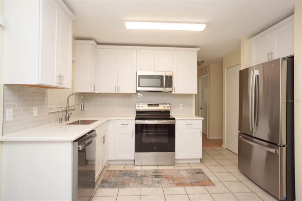 For Sale: $249,995 (2 beds, 2 baths, 1074 Square Feet)