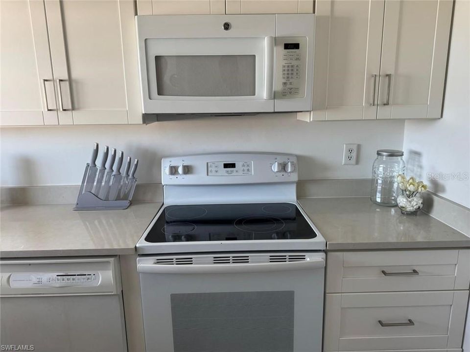 For Rent: $3,500 (2 beds, 2 baths, 950 Square Feet)