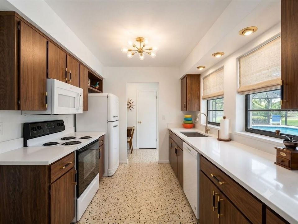 Activo con contrato: $700,000 (4 camas, 2 baños, 1756 Pies cuadrados)