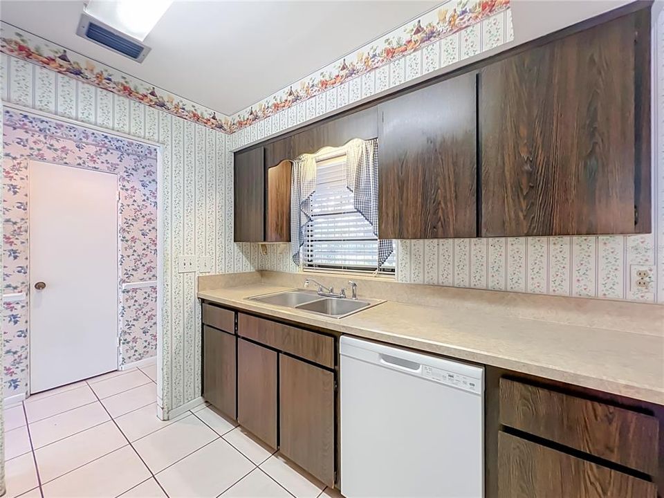 Activo con contrato: $700,000 (4 camas, 2 baños, 1756 Pies cuadrados)