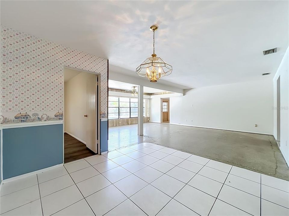 Activo con contrato: $700,000 (4 camas, 2 baños, 1756 Pies cuadrados)