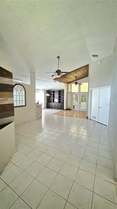 Activo con contrato: $349,000 (3 camas, 2 baños, 1304 Pies cuadrados)