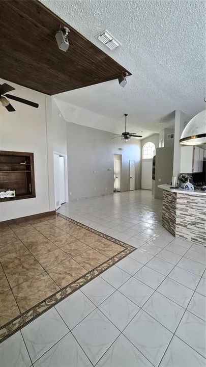Activo con contrato: $349,000 (3 camas, 2 baños, 1304 Pies cuadrados)
