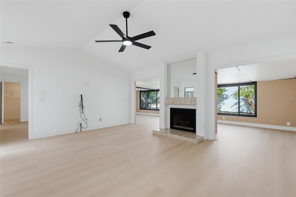 For Sale: $389,999 (2 beds, 2 baths, 1698 Square Feet)