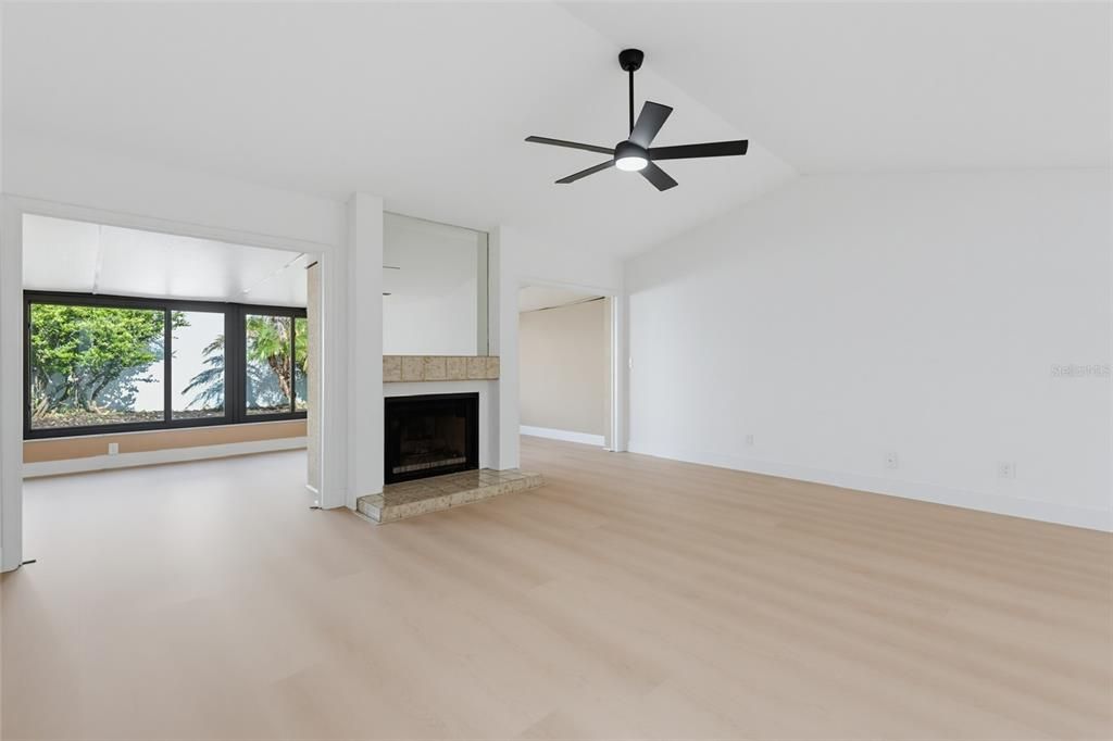 For Sale: $389,999 (2 beds, 2 baths, 1698 Square Feet)