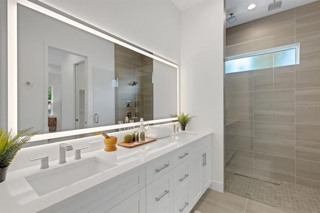 En Venta: $1,350,000 (3 camas, 2 baños, 1960 Pies cuadrados)