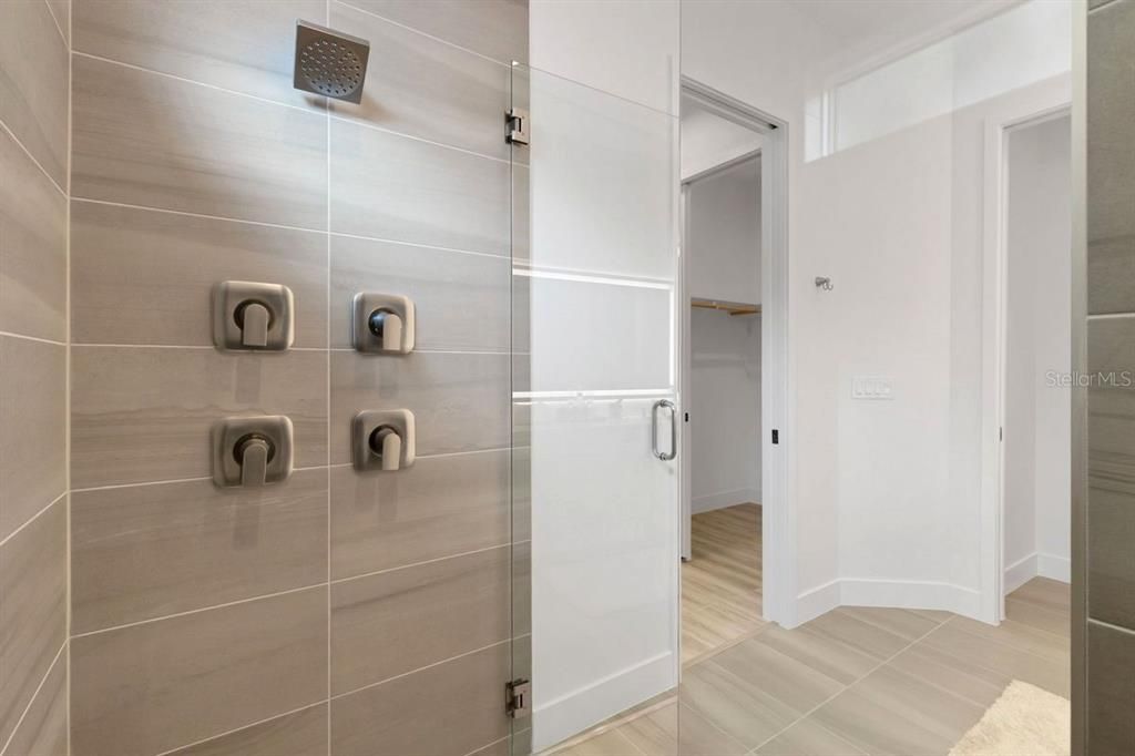 En Venta: $1,350,000 (3 camas, 2 baños, 1960 Pies cuadrados)