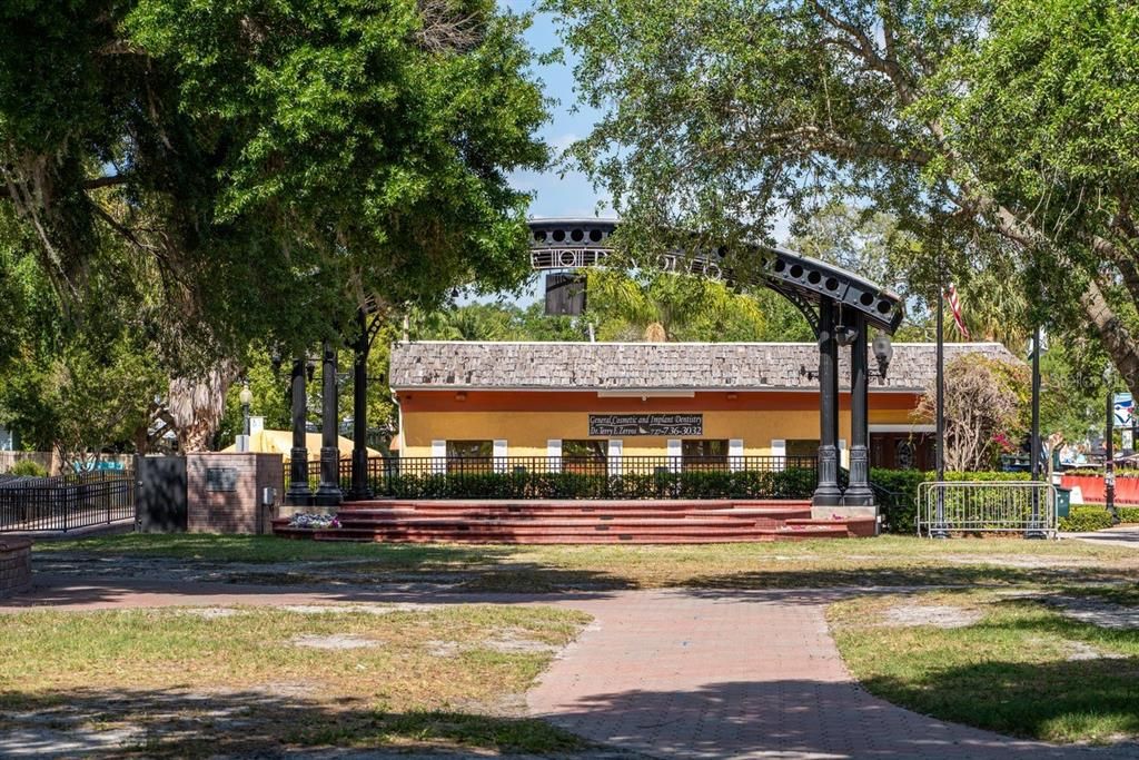 En Venta: $1,350,000 (3 camas, 2 baños, 1960 Pies cuadrados)