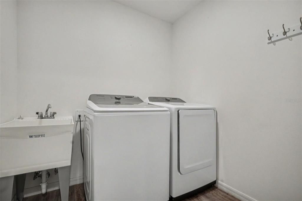 For Sale: $349,900 (3 beds, 2 baths, 1786 Square Feet)