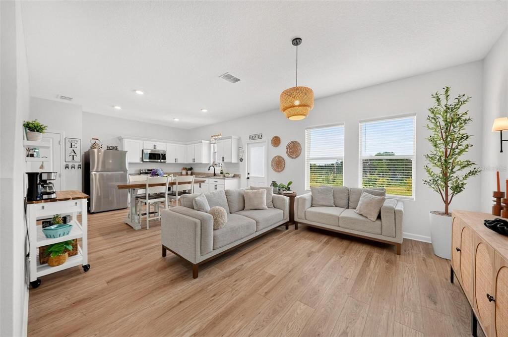 For Sale: $329,000 (3 beds, 2 baths, 1676 Square Feet)