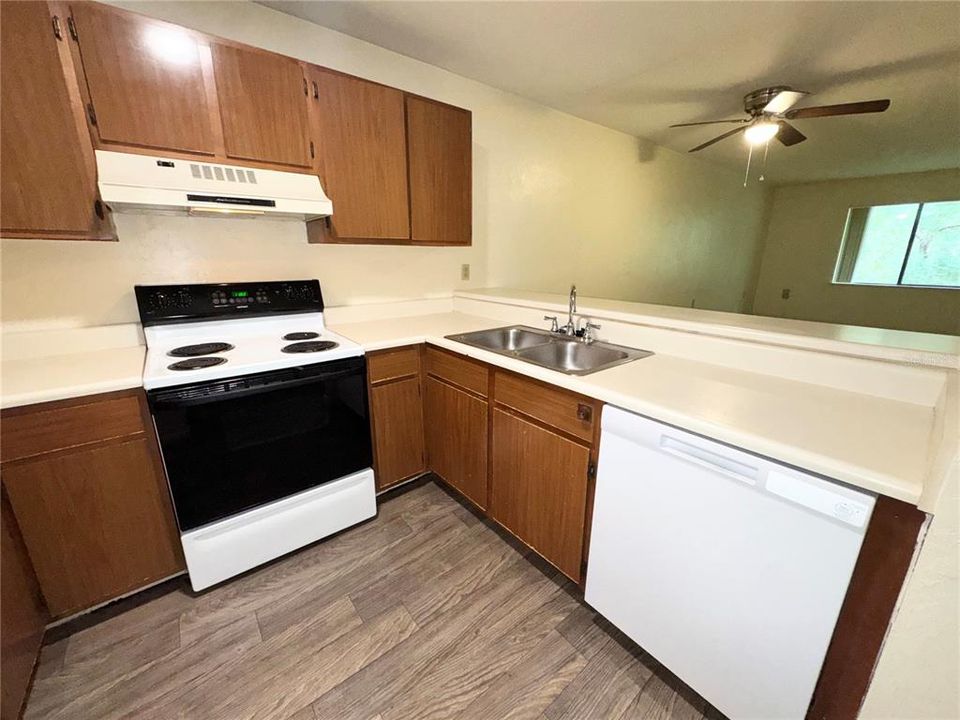 For Rent: $1,250 (2 beds, 2 baths, 874 Square Feet)