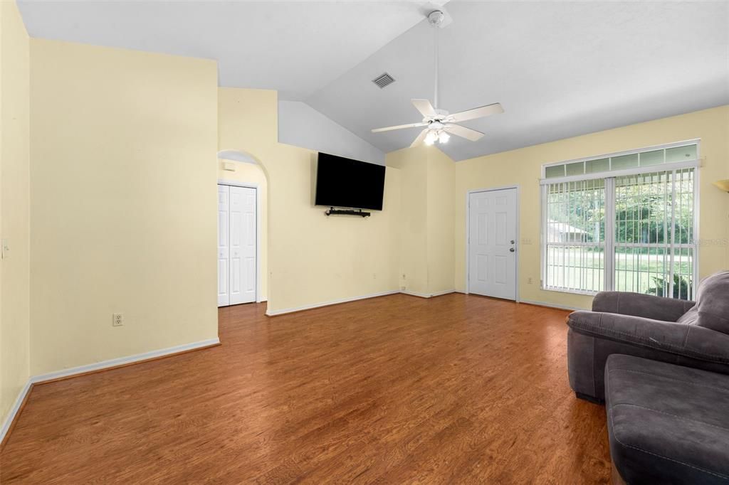 For Sale: $345,000 (3 beds, 2 baths, 1364 Square Feet)