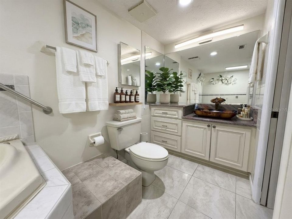 En Venta: $229,000 (2 camas, 2 baños, 1025 Pies cuadrados)