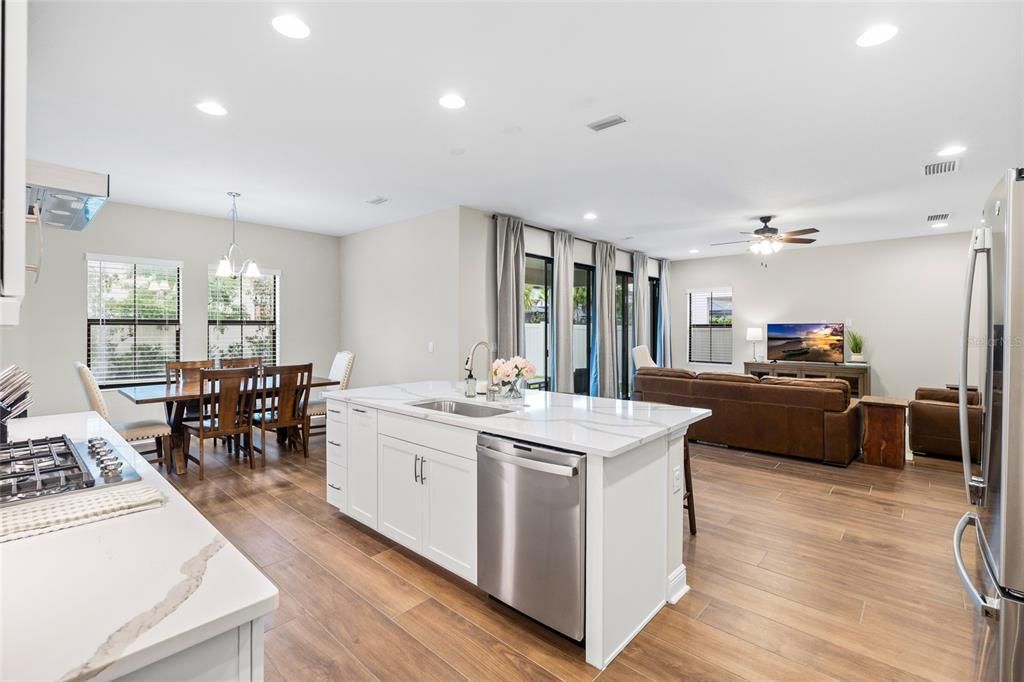 En Venta: $810,000 (4 camas, 3 baños, 3182 Pies cuadrados)