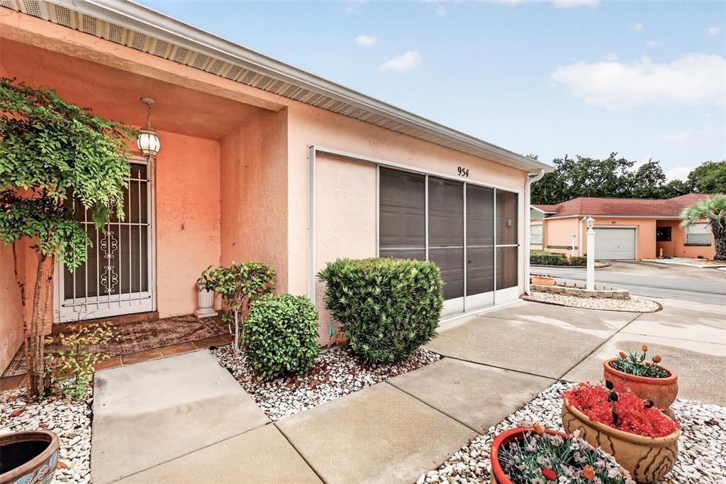 Active With Contract: $259,900 (2 beds, 2 baths, 1156 Square Feet)