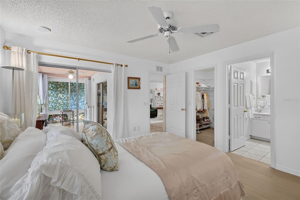 Active With Contract: $259,900 (2 beds, 2 baths, 1156 Square Feet)