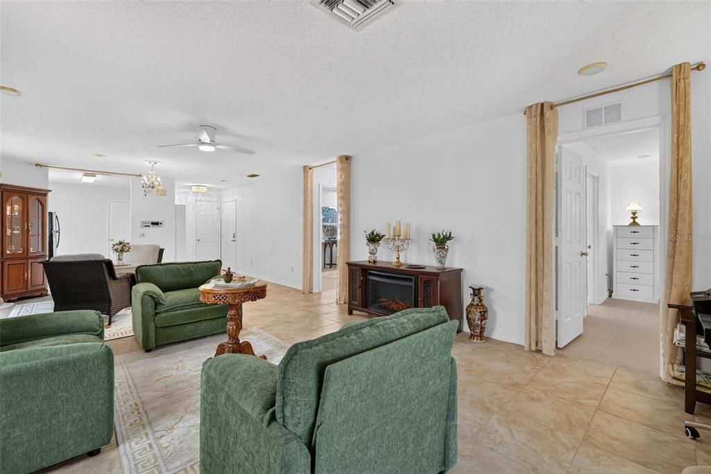 Active With Contract: $259,900 (2 beds, 2 baths, 1156 Square Feet)
