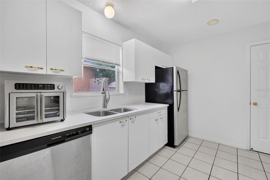 Active With Contract: $259,900 (2 beds, 2 baths, 1156 Square Feet)