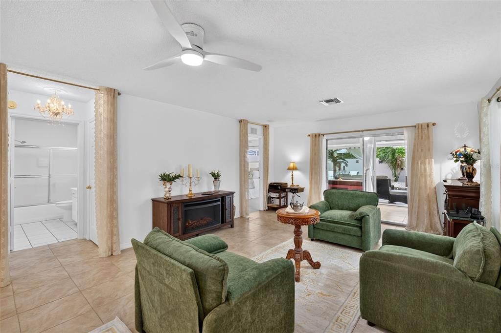 Active With Contract: $259,900 (2 beds, 2 baths, 1156 Square Feet)