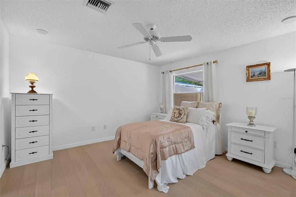 Active With Contract: $259,900 (2 beds, 2 baths, 1156 Square Feet)
