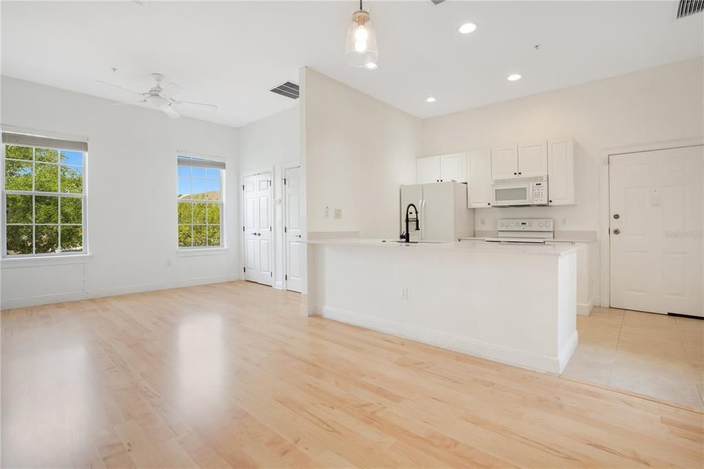 For Rent: $1,900 (0 beds, 1 baths, 624 Square Feet)