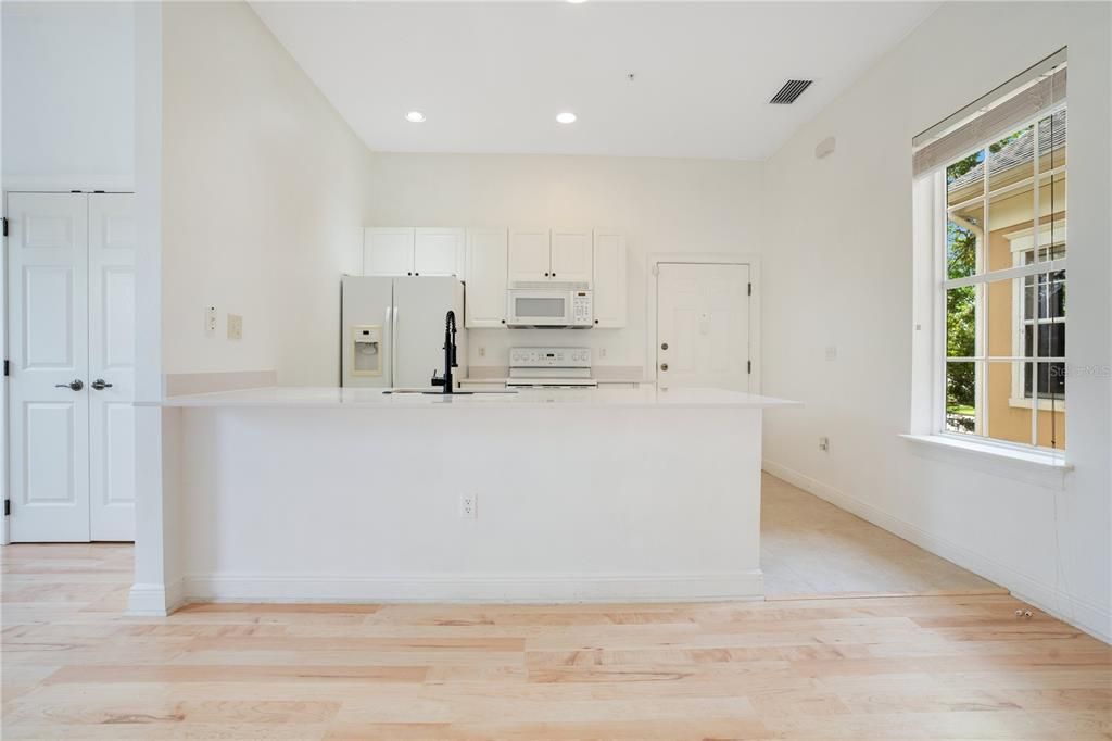 For Rent: $1,900 (0 beds, 1 baths, 624 Square Feet)