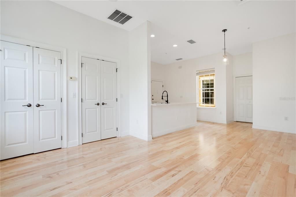 For Rent: $1,900 (0 beds, 1 baths, 624 Square Feet)