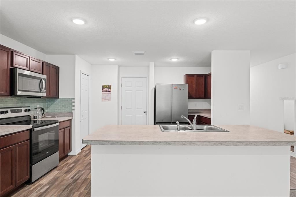 En Venta: $320,000 (4 camas, 2 baños, 1806 Pies cuadrados)