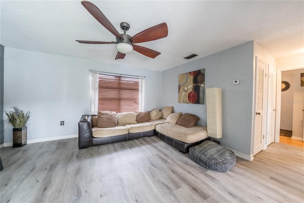 For Sale: $150,000 (2 beds, 1 baths, 891 Square Feet)
