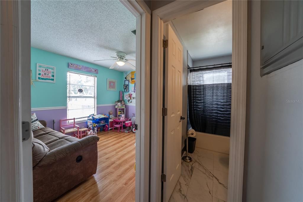 For Sale: $150,000 (2 beds, 1 baths, 891 Square Feet)