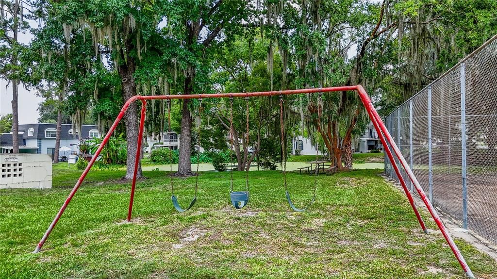 For Sale: $150,000 (2 beds, 1 baths, 891 Square Feet)