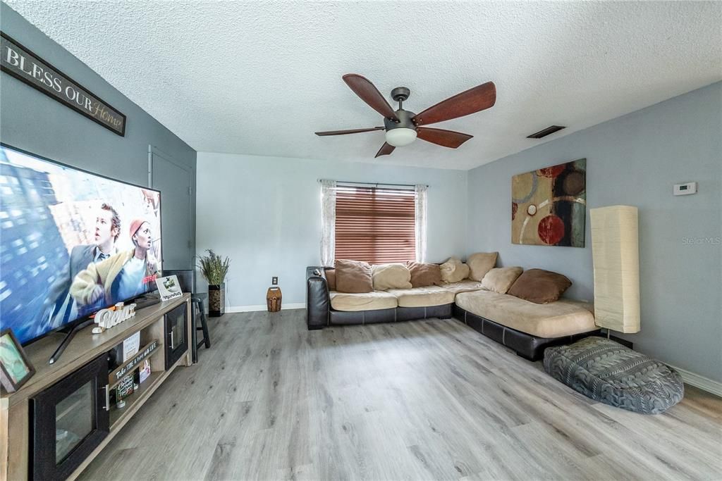 For Sale: $150,000 (2 beds, 1 baths, 891 Square Feet)