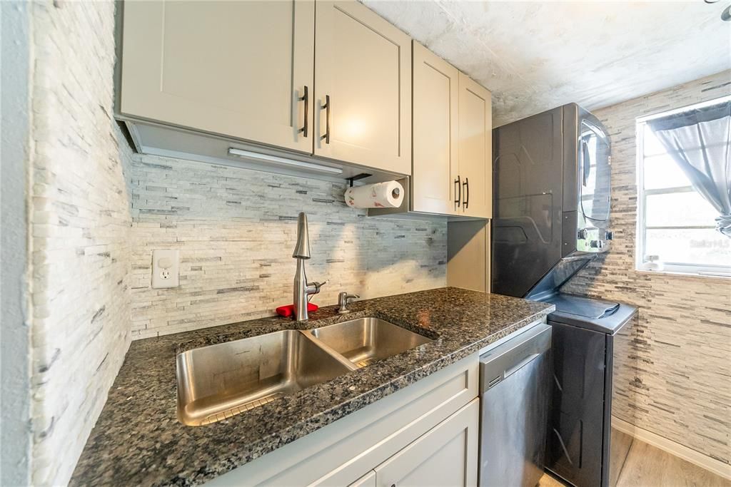 For Sale: $150,000 (2 beds, 1 baths, 891 Square Feet)
