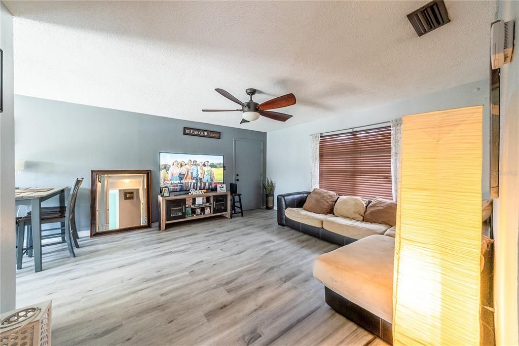 For Sale: $150,000 (2 beds, 1 baths, 891 Square Feet)