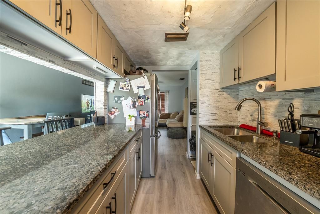For Sale: $150,000 (2 beds, 1 baths, 891 Square Feet)