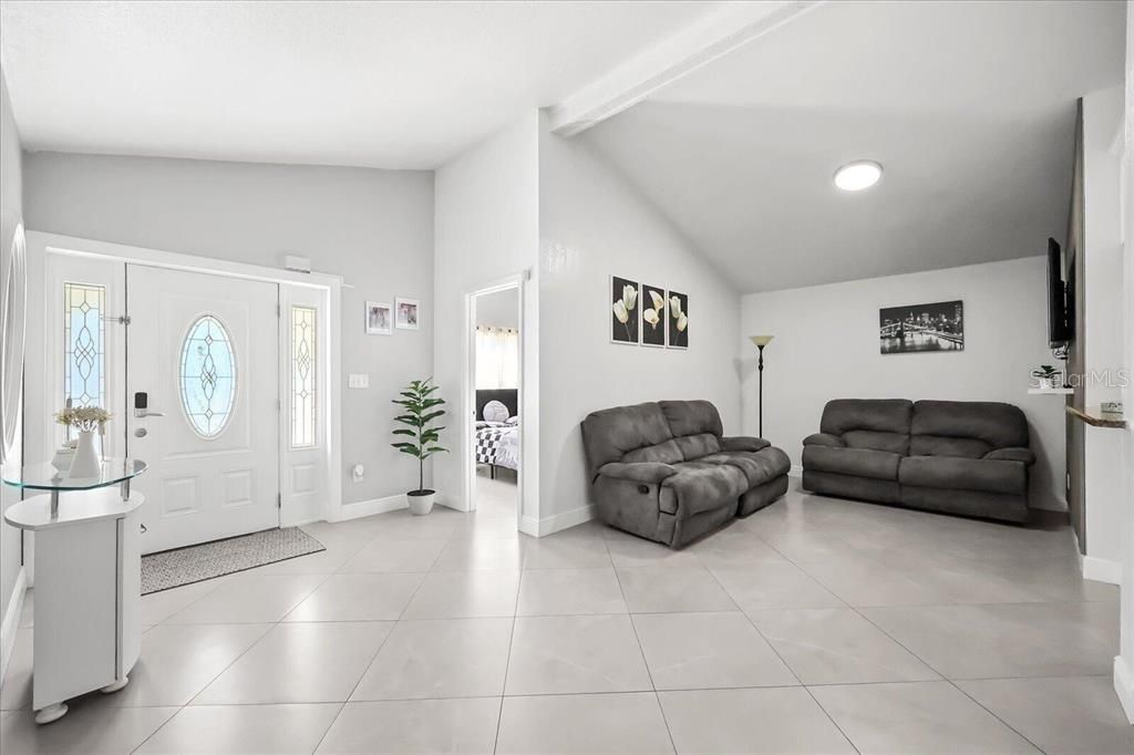 For Rent: $2,200 (3 beds, 2 baths, 1.52 Square Feet)