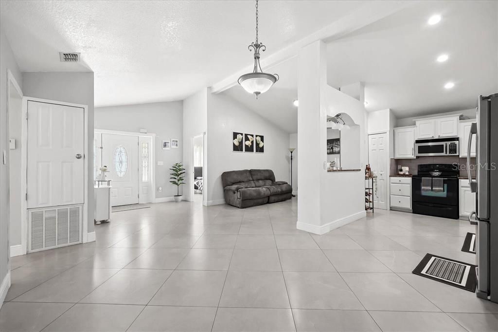 For Rent: $2,200 (3 beds, 2 baths, 1.52 Square Feet)