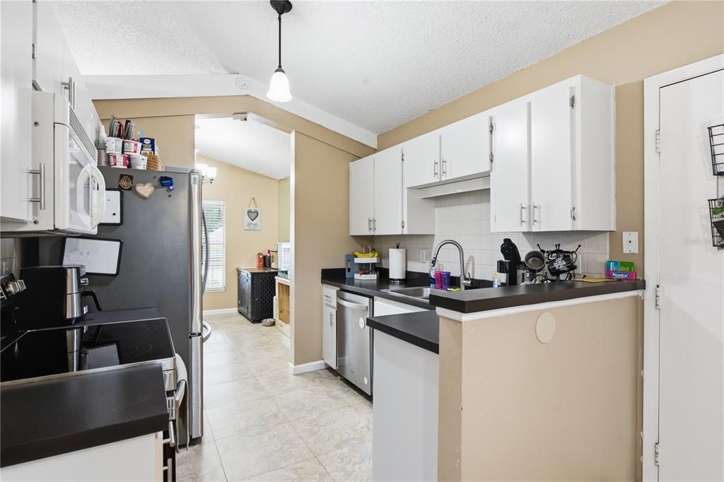 Active With Contract: $415,000 (3 beds, 2 baths, 1199 Square Feet)