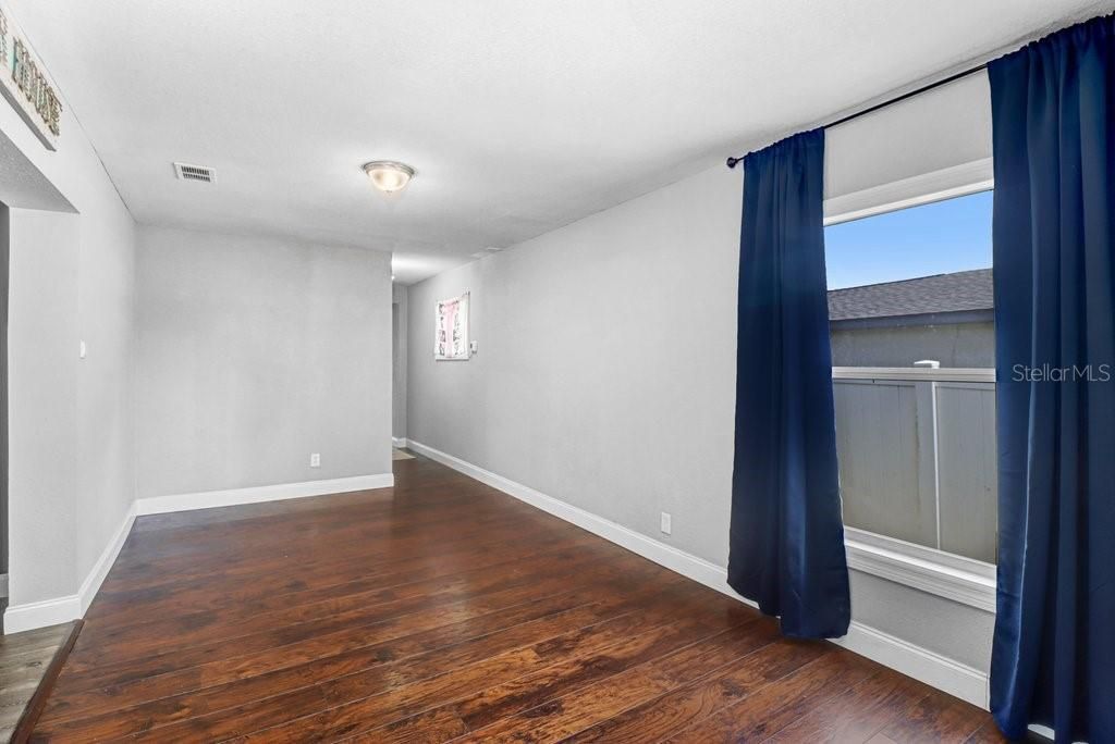 For Sale: $319,999 (3 beds, 1 baths, 1369 Square Feet)