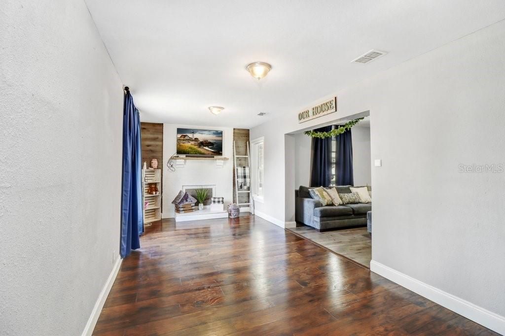 For Sale: $319,999 (3 beds, 1 baths, 1369 Square Feet)