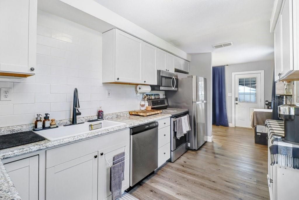 For Sale: $319,999 (3 beds, 1 baths, 1369 Square Feet)