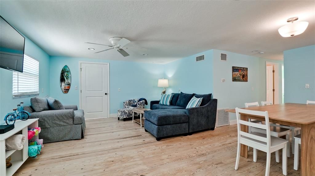 For Sale: $575,000 (3 beds, 2 baths, 1360 Square Feet)