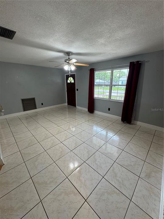 Activo con contrato: $325,000 (3 camas, 2 baños, 1200 Pies cuadrados)