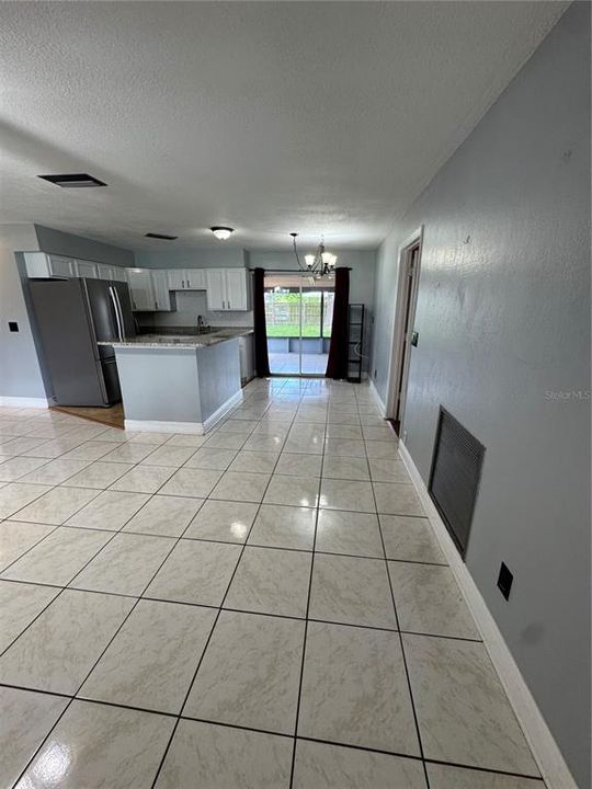 Activo con contrato: $325,000 (3 camas, 2 baños, 1200 Pies cuadrados)