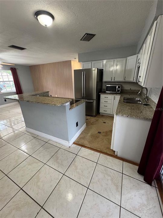 Activo con contrato: $325,000 (3 camas, 2 baños, 1200 Pies cuadrados)