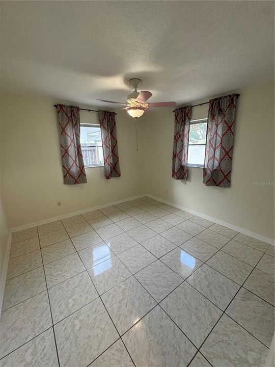 Activo con contrato: $325,000 (3 camas, 2 baños, 1200 Pies cuadrados)